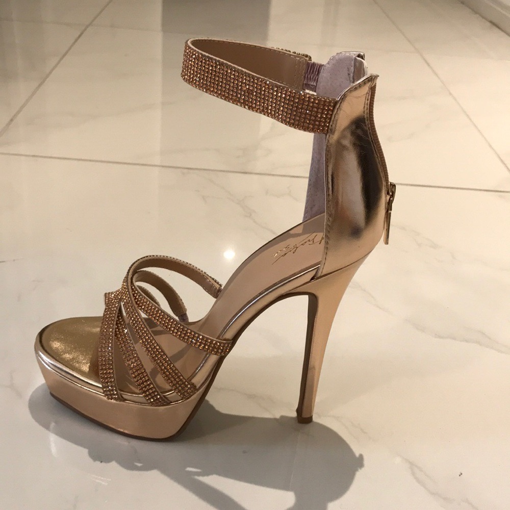 Thalia Sodi Rose gold high heels with platform